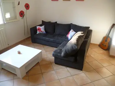 Coin salon dans l'établissement bas de villa de 90m² entre mer (2km) et montagne