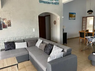 Coin salon dans l'établissement VILLA tous conforts avec Piscine privée et accès Plage