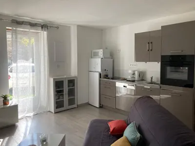 Cuisine ou kitchenette dans l'établissement Maison Kyprea: charmant appartement /duplex , spacieux, tout confort avec terrasse extérieure privée, parking privatif , vue pittoresque sur la citadelle de Corté et les montagnes.