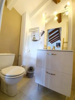 Salle de bains dans l'établissement Maison Kyprea: charmant appartement /duplex , spacieux, tout confort avec terrasse extérieure privée, parking privatif , vue pittoresque sur la citadelle de Corté et les montagnes.
