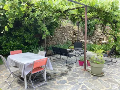Jardin de l'établissement Maison Kyprea: charmant appartement /duplex , spacieux, tout confort avec terrasse extérieure privée, parking privatif , vue pittoresque sur la citadelle de Corté et les montagnes.