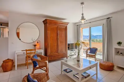 Coin salon dans l'établissement casa notte appart spacieux calme Plage et centre de calvi 15 min à pied