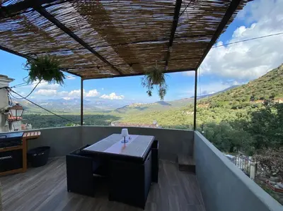 Vue générale sur la montagne ou vue sur la montagne depuis la maison de vacances