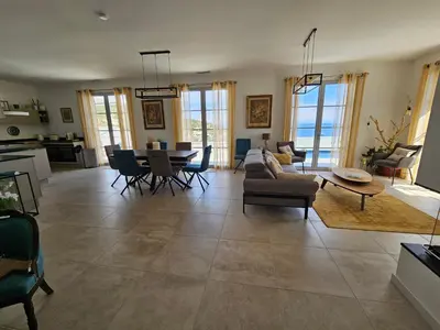 Coin salon dans l'établissement Superbe villa avec piscine- Erbalunga Cap Corse