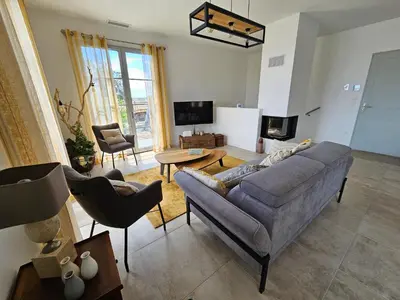 Télévision ou salle de divertissement dans l'établissement Superbe villa avec piscine- Erbalunga Cap Corse