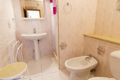 Salle de bains dans l'établissement La Caletta Corsa Apartments - 2 Camere con Terrazza Privata, Aria Condizionata, 100m dal Mare