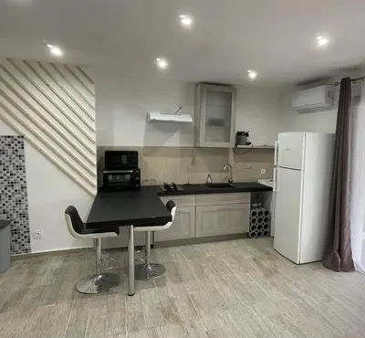 Cuisine ou kitchenette dans l'établissement U Secondu Appart neuf spacieux au calme