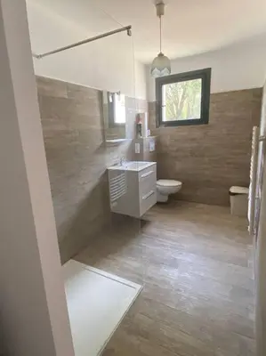 Salle de bains dans l'établissement U Primu Appartement spacieux au calme Aléria