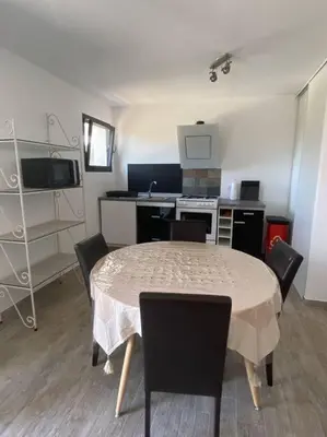 Cuisine ou kitchenette dans l'établissement U Primu Appartement spacieux au calme Aléria