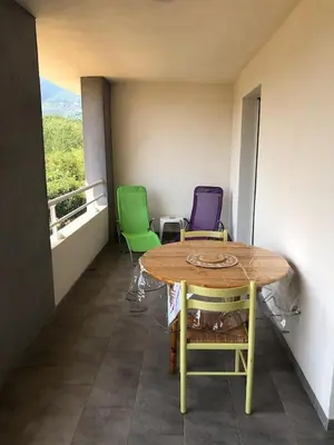 Coin salon dans l'établissement Location F2 classée 3 étoiles pour des vacances de rêve