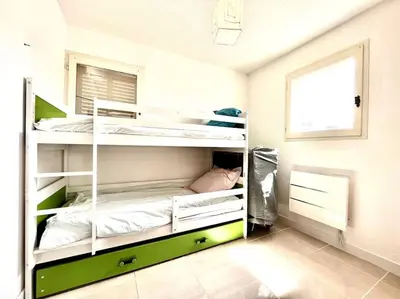 Un ou plusieurs lits dans un hébergement de l'établissement Appartement 2 chambres à Lama avec Piscine