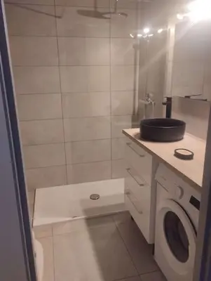 Salle de bains dans l'établissement Calvi duplex climatisé vue mer 4 pers