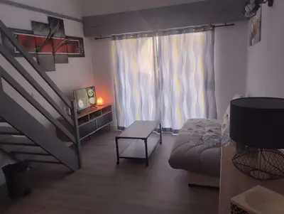 Coin salon dans l'établissement Calvi duplex climatisé vue mer 4 pers