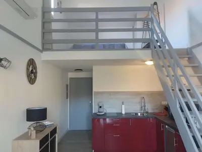 Cuisine ou kitchenette dans l'établissement Calvi duplex climatisé vue mer 4 pers