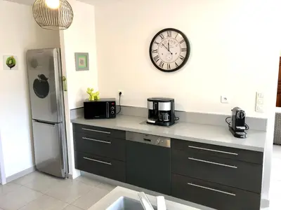 Cuisine ou kitchenette dans l'établissement Villa Carletti à 3min des plages (7pers. - 3ch.)