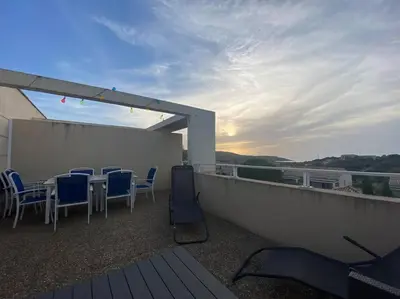 Balcon ou terrasse dans l'établissement Ma paillote a LOZARI 6/8 pers vue mer avec piscine