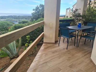Balcon ou terrasse dans l'établissement Appartement Vue Mer, piscine, minigolf, parking